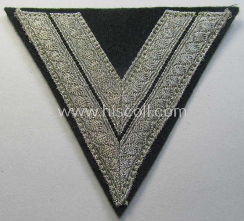 WH (Heeres) 'Armwinkel' (or: arm-chevron) as executed on typical darker-green-coloured wool as was specifically intended for usage by a soldier with the rank of: 'Obergefreiter'
