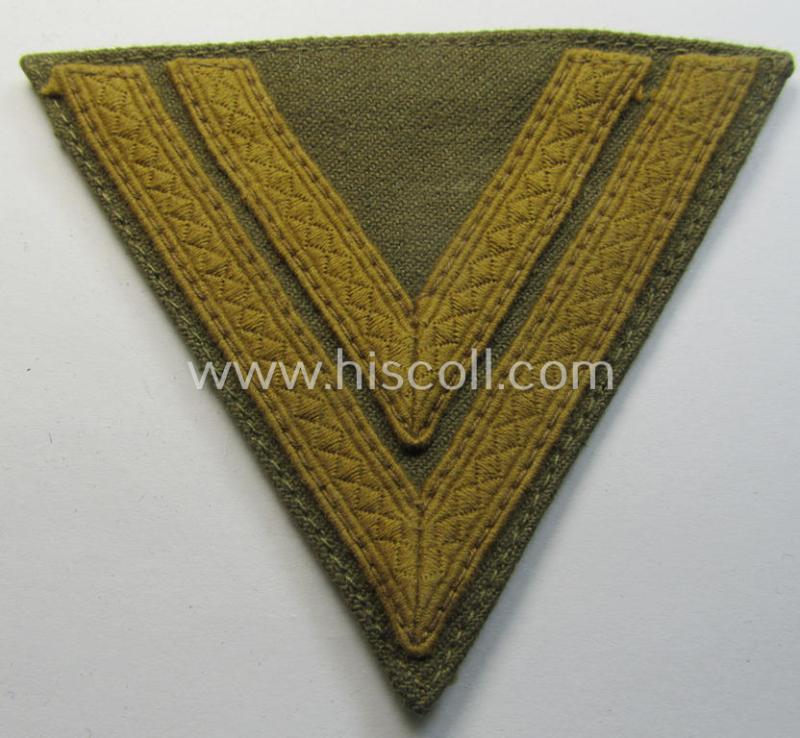 Superb - and rarely seen! - WH (Heeres) tropical-styled, 'Armwinkel' (or: arm-chevron) as executed on typical tan-coloured linnen as was specifically intended for usage by a soldier with the rank of: 'Obergefreiter'