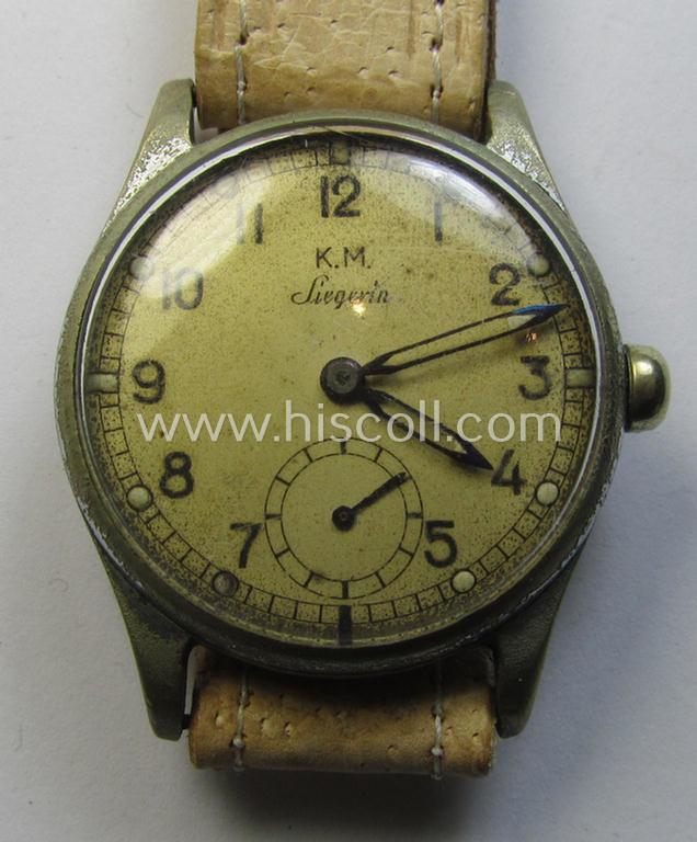 Neat - and actually scarcely encountered! - WH (Kriegsmarine) WWII-period wrist-watch (or: 'Dienstuhr') of the make: 'K.M. Siegerin' having a beige-white-coloured dial-plate and neatly engraved number on its back that reads: '121465'