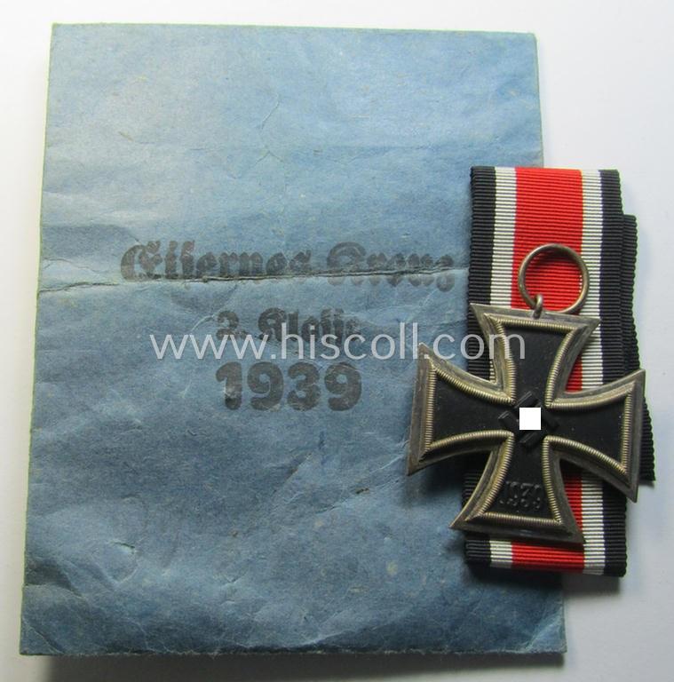 Neat, 'Eisernes Kreuz II. Klasse' being a non-maker-marked example that comes together with its ribbon (ie. 'Bandabschnitt') and 'Zellstoff'-based pouch as was produced by the maker: 'AG der Graveur-, Gold- u. Silberschmiede-Innungen'