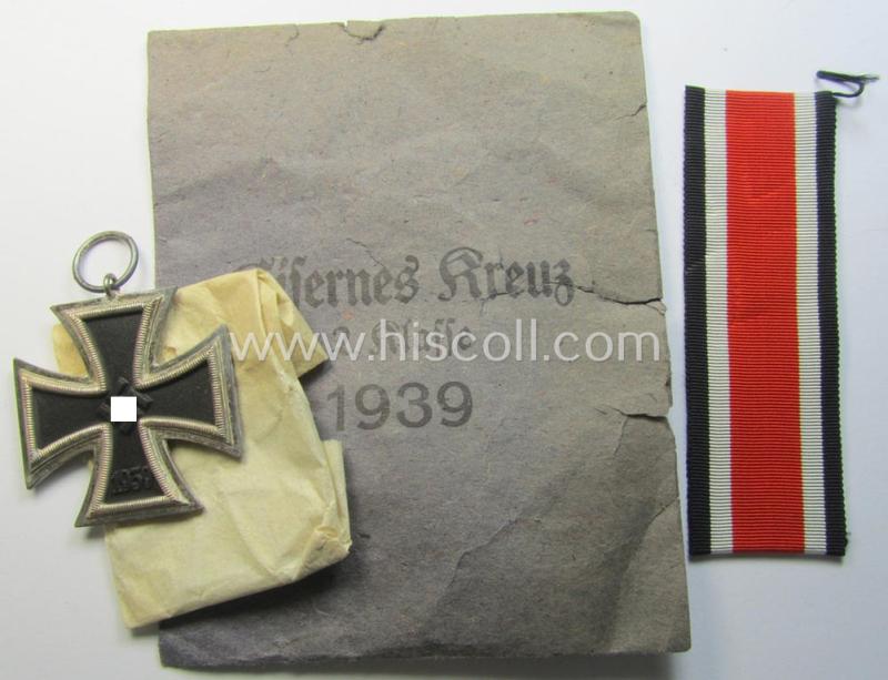 Superb, 'Eisernes Kreuz II. Klasse' being a maker- (ie. '1'-) marked example that comes together with its original ribbon (ie. 'Bandabschnitt') and period 'Zellstoff'-based pouch as produced by the maker (ie. 'Hersteller'): 'Deschler & Sohn'