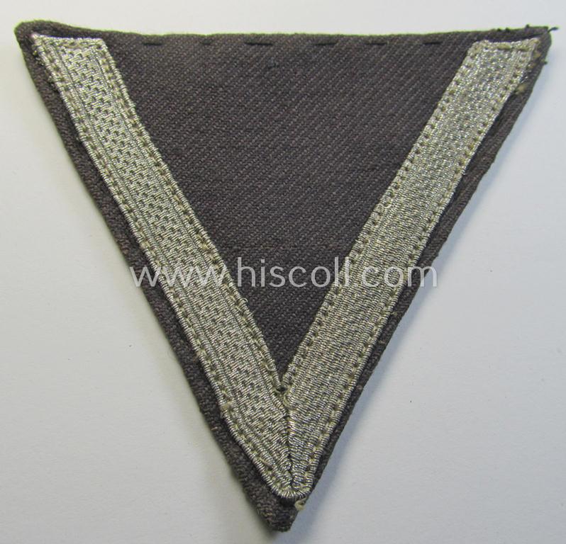 Attractive - and rarely seen! - WH (LW) tropical-styled, 'Armwinkel' (or: arm-chevron) as executed on typical bluish-grey-coloured linnen as was specifically intended for usage by a soldier with the rank of: 'Obergefreiter'