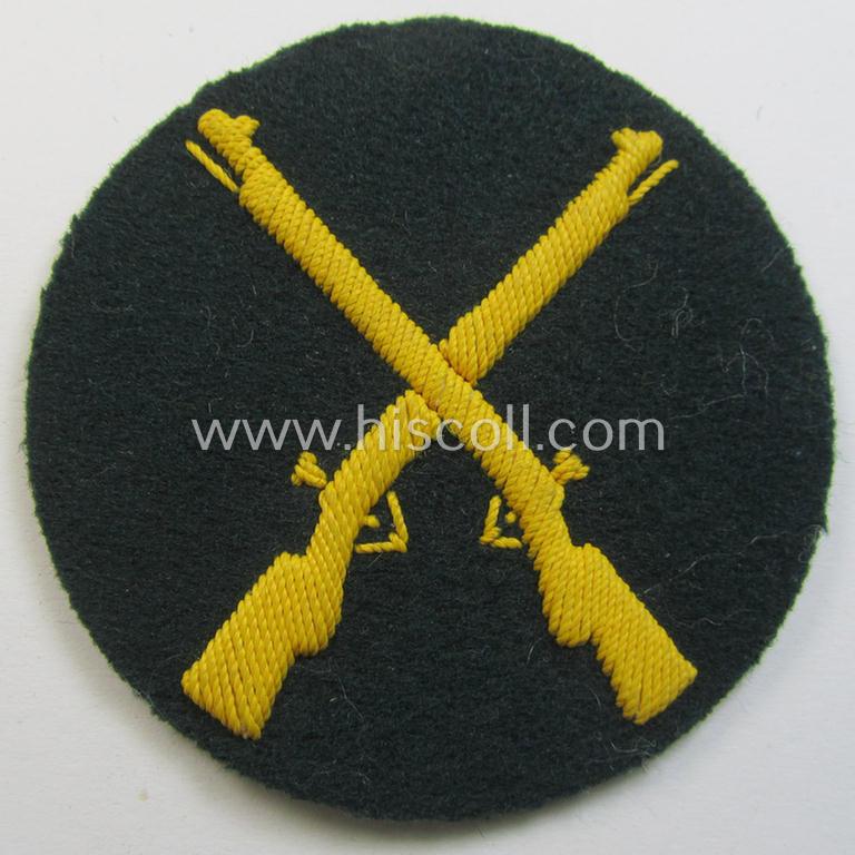 Neat, WH (Heeres) hand-embroidered, trade- ie. special-career arm-patch as was intended for a: 'Waffenmeister' (or: weapon-equipment NCO) being a maker-marked example as executed on darker-green-coloured wool