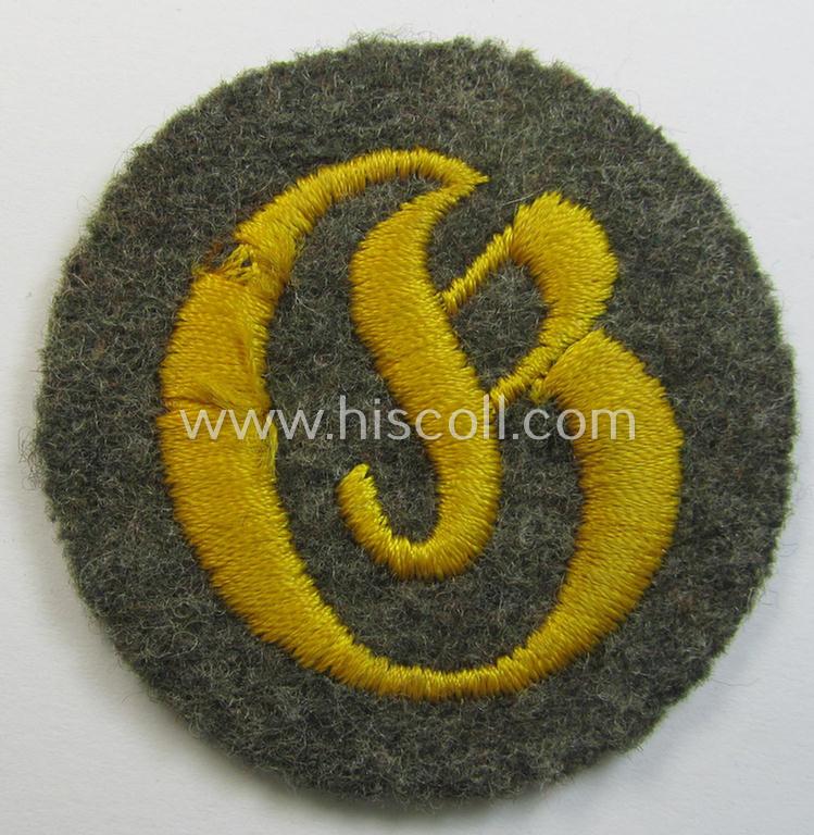 Neat - later-war-period- and actually quite scarcely encountered! - WH (Heeres) machine-embroidered, trade- or special-career insignia (ie. 'Laufbahn- o. Tätigkeitsabzeichen') as was intended for a: 'Geräteverwaltungs-Unteroffizier'