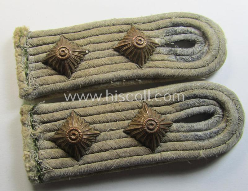 Attractive - and fully matching! - pair of WH (Heeres) officers'-type shoulderboards as piped in the white- (ie. 'weisser'-) coloured branchcolour as was intended for a: 'Hauptmann eines Infanterie-Regiments'