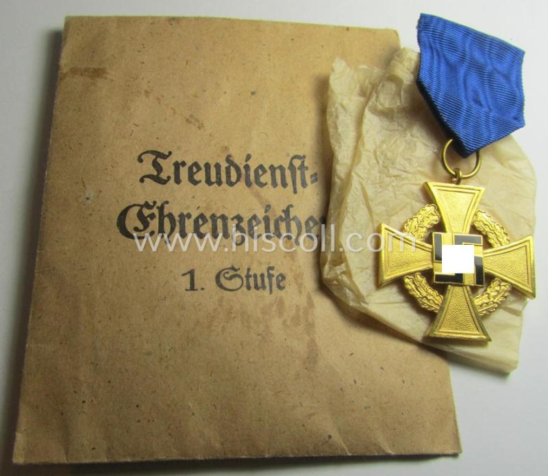 Superb example of a: 'Treuedienst Ehrenzeichen 1. Klasse' (or: golden-class, civil loyal-service-medal as was intended for 40 yrs. of loyal service) that comes stored in its original, maker- (ie. 'Deschler'-) marked- and/or 'Zellstoff'-based pouch