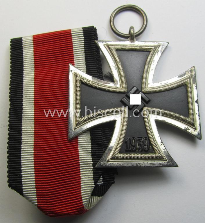 Attractive, 'Eisernes Kreuz II. Klasse' being a maker- (ie. '100'-) marked example that comes together with its original- and once-mounted ribbon (ie. 'Bandabschnitt') as was  produced by the maker (ie. 'Hersteller'): 'Wächtler & Lange'