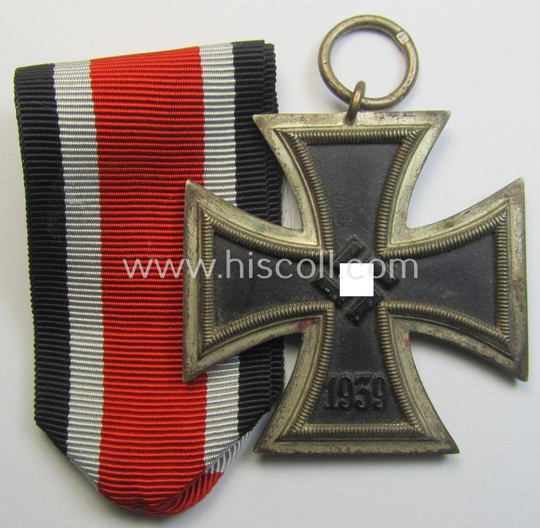 Attractive - and not that easily encountered! - 'Eisernes Kreuz II. Klasse' (ie. Iron Cross 2nd Class) being a clearly maker- (ie. '93'-) marked example as was produced by the: 'Richard Simm & Söhne'-company