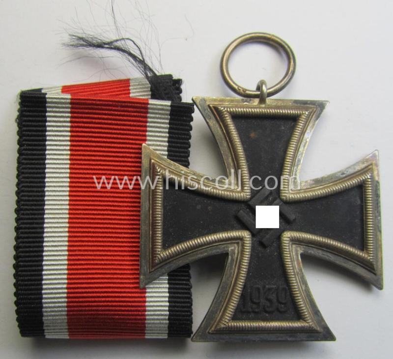 Attractive, 'Eisernes Kreuz II. Klasse' being a maker- (ie. '65'-) marked example that comes together with its original- and never-mounted ribbon (ie. 'Bandabschnitt') as was produced by the maker (ie. 'Hersteller'): 'Klein & Quenzer'