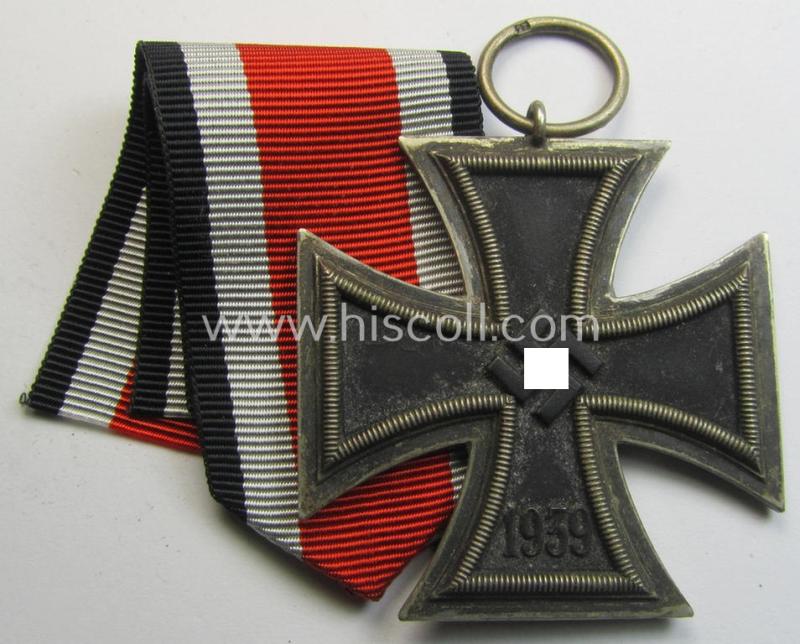 Attractive, 'Eisernes Kreuz II. Klasse' being a maker- (ie. '27'-) marked example that comes with its original- and once-mounted ribbon (ie. 'Bandabschnitt') as was produced by the maker (ie. 'Hersteller'): 'Anton Schenkl's Nachfolger'