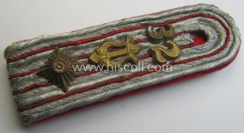 Attractive - regrettably single but nevertheless truly rarely seen! - WH (Heeres) 'cyphered' shoulderstrap as piped in the bright-red-coloured branchcolour as was specifically intended for usage by an: 'Obermusikmeister des Artillerie-Regiments 32'