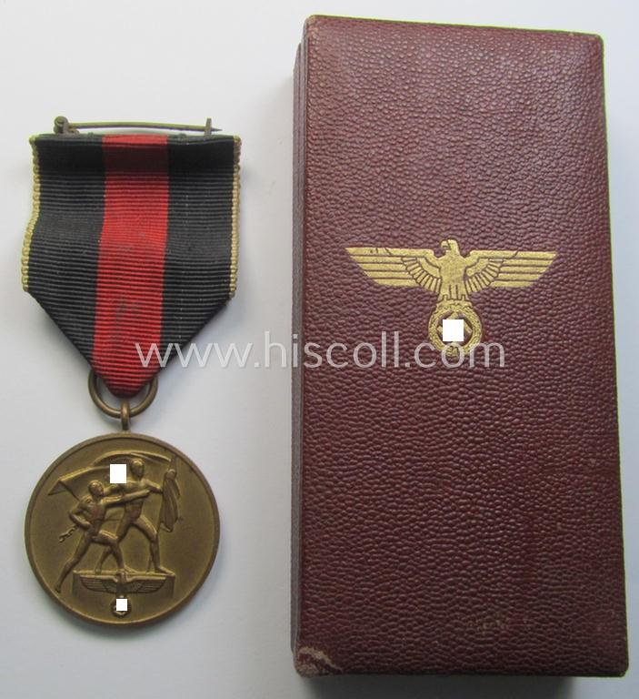 Attractive, WH Czech-occupation- (ie. 'Anschluss'-) medal: '1. Oktober 1938' being an attractive (albeit minimally tarnished) example that comes stored in its bordeaux-red-coloured- and/or non maker-marked etui as issued and/or recently found