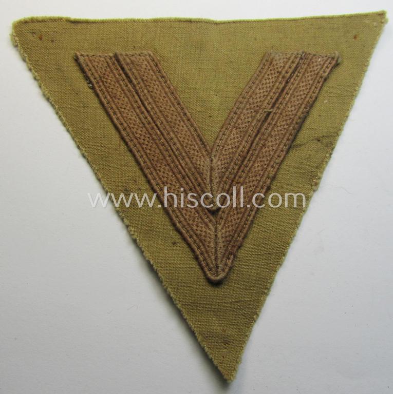 Attractive - and rarely seen! - WH (Luftwaffe) tropical-styled, 'Armwinkel' (or: arm-chevron) as executed on typical beige- ie. tan-coloured linnen as was specifically intended for usage by a soldier with the rank of an: 'Obergefreiter'