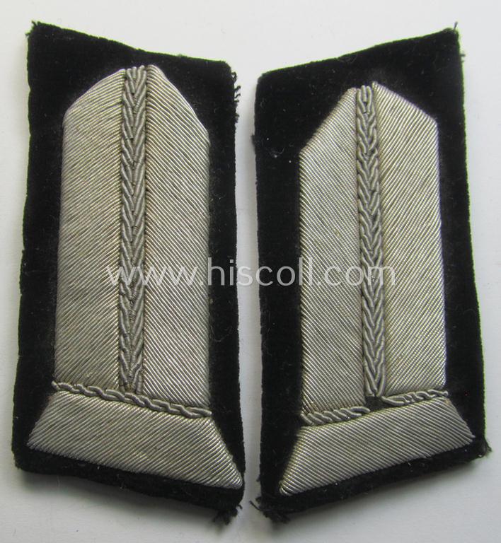 Neat pair of RAD- (ie. 'Reichsarbeitsdienst') hand-embroidered, officers'-type collar-tabs (of the 2nd pattern) as mounted onto a black-coloured- (ie. velvet-based) background as intended for a medium-ranked RAD-officer ('mittlere Führer')