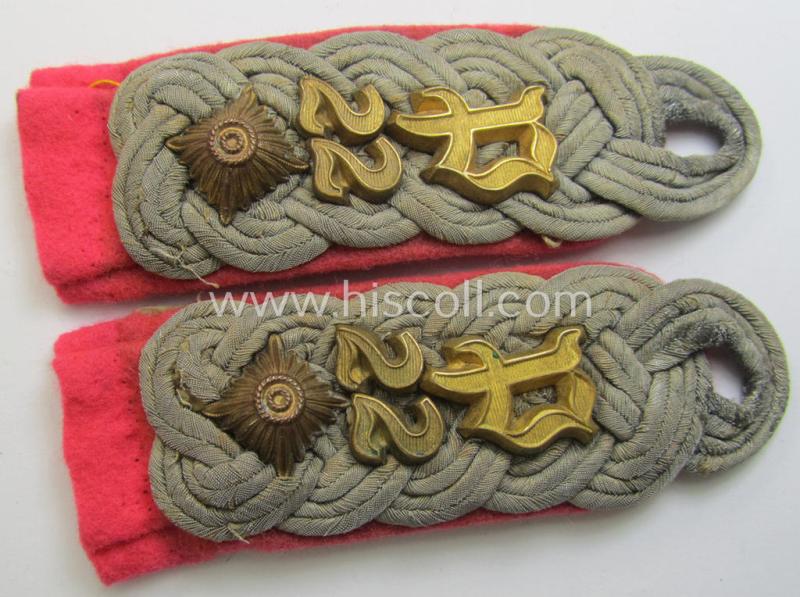 Attractive - and/or fully matching! - pair of WH (Heeres) 'cyphered' officers'-type shoulderboards as piped in the bright-pink- (ie. 'rosaroter'-) coloured branchcolour as was intended for an: 'Oberstleutnant des Panzerjäger-Abteilungs 22'