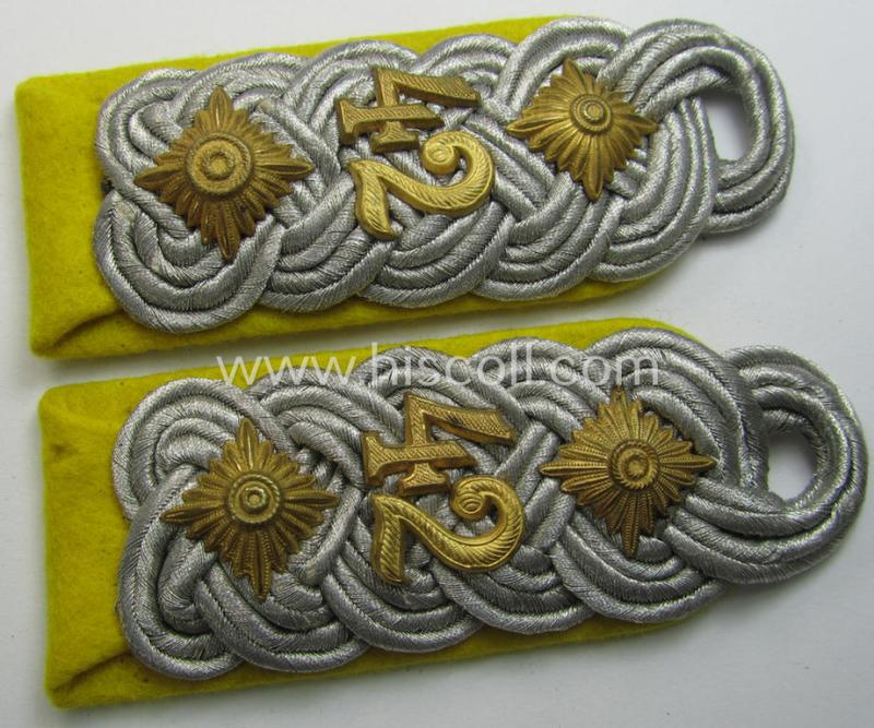 Superb - and/or fully matching! - pair of WH (Heeres) 'cyphered' officers'-type shoulderboards as piped in the bright-yellow- (ie. 'zitronengelbener'-) coloured branchcolour, as was intended for an: 'Oberst des Korps-Nachrichten-Abteilungs 42'
