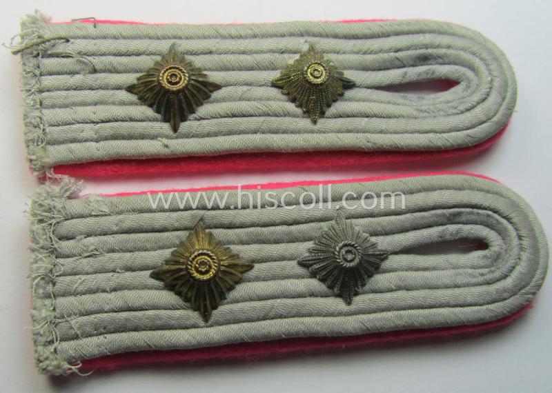 Neat - moderately used and/or fully matching! - pair of WH (Heeres) officers'-type shoulderboards as piped in the bright-pink- (ie. 'rosaroter'-) coloured branchcolour as was intended for a: 'Hauptmann u. Mitglied einer Panzer- o. Pz-Jäger'-unit