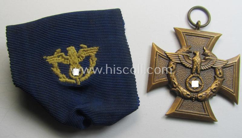 Superb, so-called: 'Zollgrenzschütz-Ehrenzeichen' (or: customs loyal-service medal) that comes together with its full-length- (ie. broader-shaped, minimally confectioned- and actually scarcely found!) ribbon (ie. 'Bandabschnitt') as issued