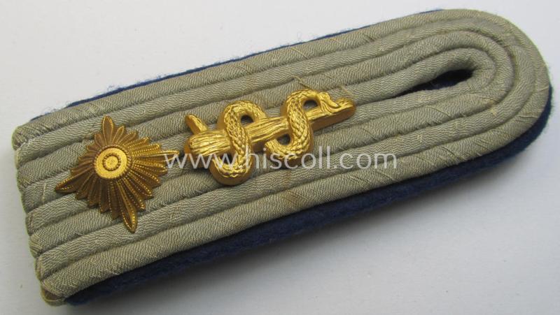 Attractive - albeit regrettably single - WH (Heeres) 'cyphered' officers'-type shoulderboard as piped in the darker-blue-coloured branchcolour as was intended for an: 'Oberleutnant u. Arzt eines Sanitäts-Abteilungs'