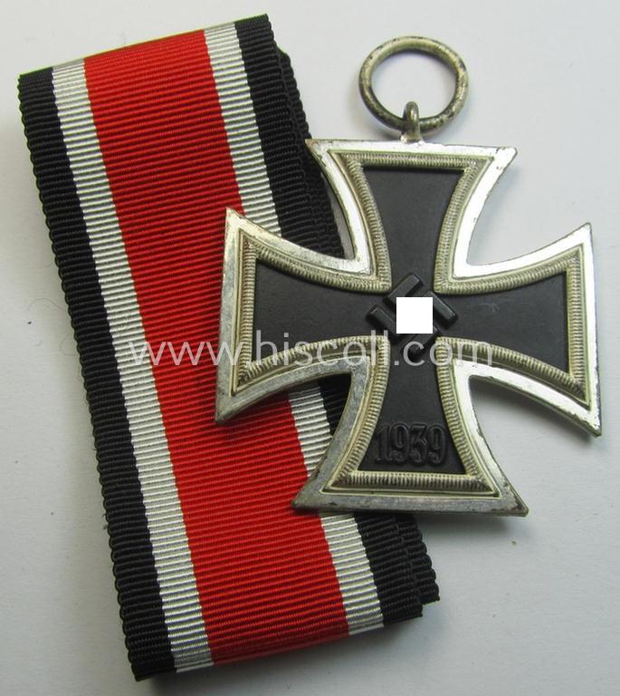 Superb, 'Eisernes Kreuz II. Klasse' being a non-maker-marked example that comes together with its original- and never-mounted ribbon (ie. 'Bandabschnitt') as was (I deem) produced by the maker (ie. 'Hersteller'): 'Wächtler & Lange'