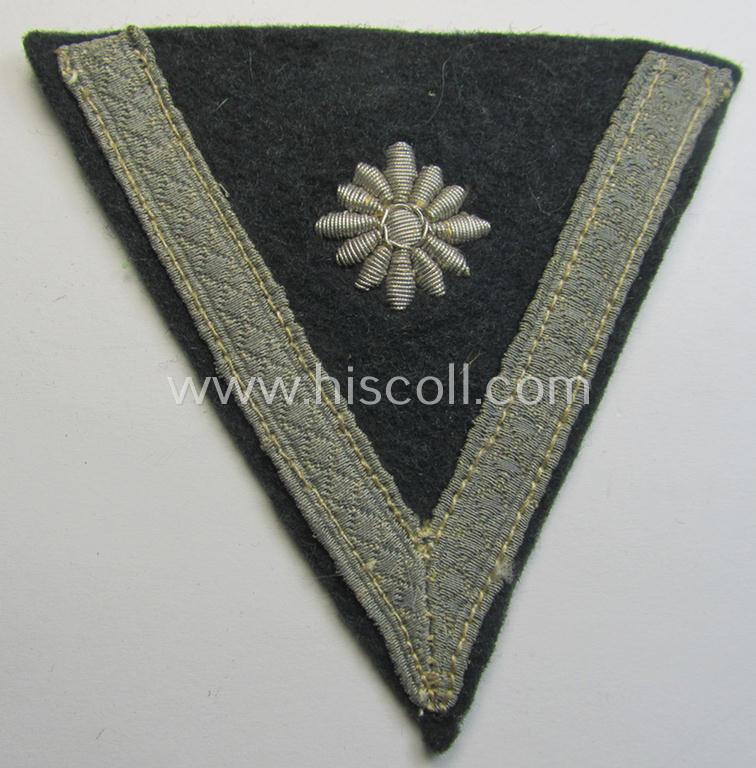 Attractive, WH (Heeres) 'Armwinkel' (or: arm-chevron) as executed on typical darker-green-coloured wool as was specifically intended for usage by a soldier with the (unusually encountered!) rank of an: 'Obergefreiter mit mehr als 6 Dienstjahren'