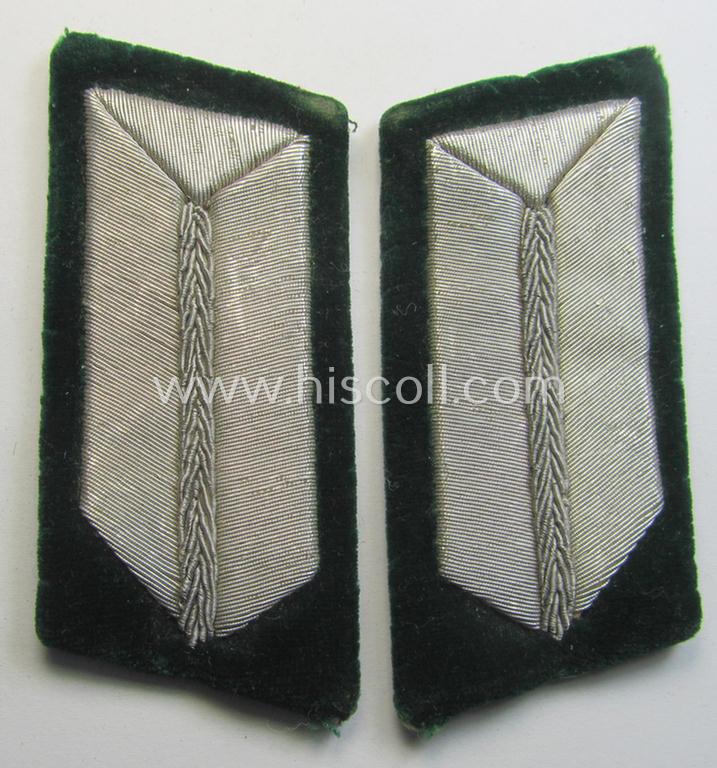 Attractive - and fully matching! - pair of RAD- (ie. 'Reichsarbeitsdienst') officers'-type collar-tabs (of the 2nd pattern) as mounted onto a green-coloured (and velvet-based) background for a medium-ranked RAD-officer ('mittlere Führer')
