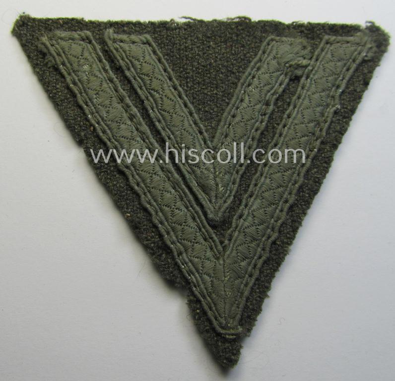WH (Heeres) 'Armwinkel' (or: arm-chevron) as executed on typical field-grey-coloured wool as was specifically intended for usage by a soldier with the rank of: 'Obergefreiter'