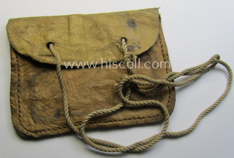 Neat, natural-coloured- and/or genuine leather-based etui (ie. 'Tragetasche') as was intended to store an ID-disc (ie. 'Tragetasche für Erkennungsmarke') and that comes in a clearly used- ie. worn, condition