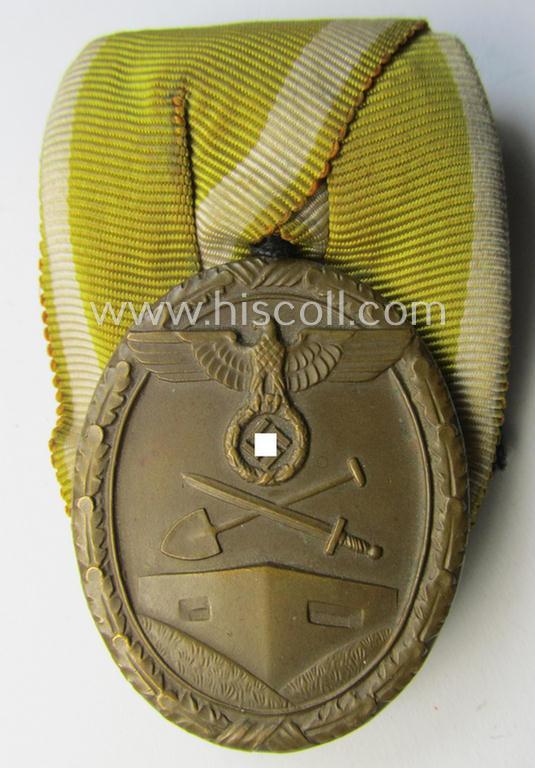 Attractive - and actually unusally seen! - single-pieced and non-detachable, WH single-pieced medal-bar (ie. 'Orden- o. Einzelspange') showing a: 'Deutsches Schutzwall Ehrenzeichen' (aka: 'Westwall'-medal)