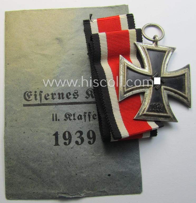 Attractive, 'EKII. Kl.'-set comprising of a maker- (ie. '100'-) marked example that comes together with its original ribbon (ie. 'Bandabschnitt') and 'Zellstoff'-based pouch as was produced by the maker (ie. 'Hersteller'): 'Wächtler & Lange'