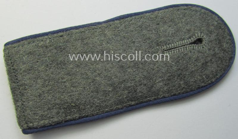 Single, early- (ie. mid-war-) period, so-called: 'M40 o. M43'-pattern, WH (Heeres) enlisted-mens'-type shoulderstrap as piped in the darker-blue-coloured branchcolour as was intended for usage by a: 'Soldat der Sanitäts-Truppen'