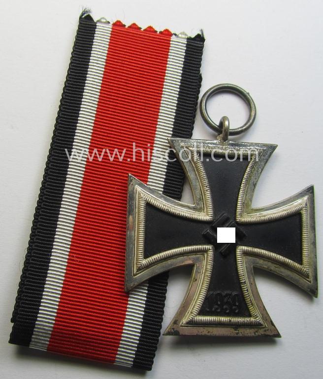 Attractive, 'Eisernes Kreuz II. Klasse' being a maker- (ie. '100'-) marked example that comes together with its original- and never mounted ribbon (ie. 'Bandabschnitt') as was produced by the maker (ie. 'Hersteller'): 'Wächtler & Lange'