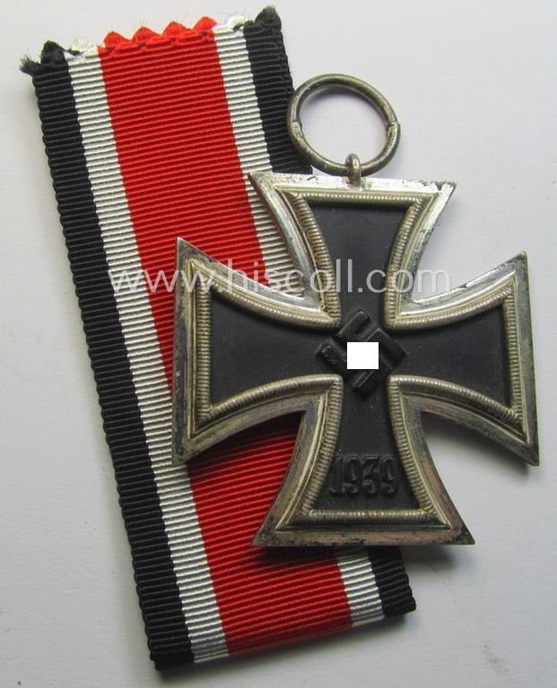 Superb, 'Eisernes Kreuz II. Klasse' being a maker- (ie. '13'-) marked example that comes together with its (mint- and full length) ribbon (ie. 'Bandabschnitt') as was produced by the maker (ie. 'Hersteller'): 'Gustav Brehmer'