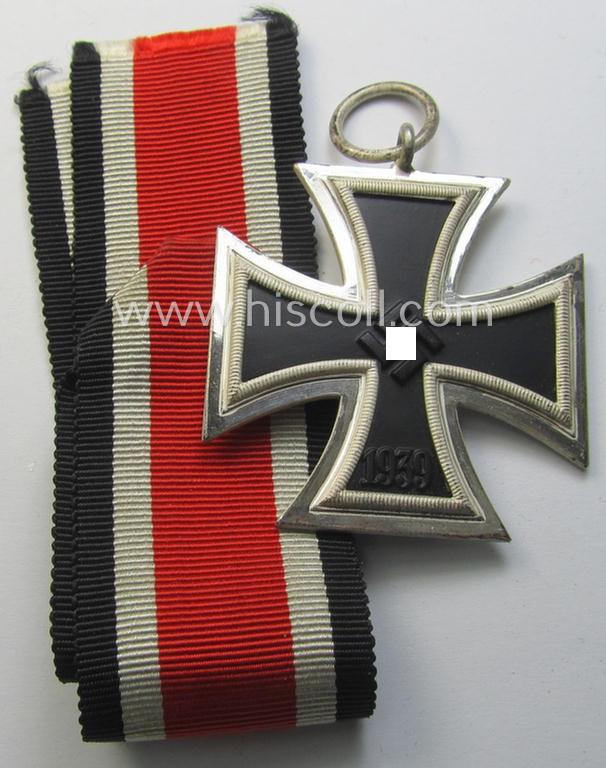 Stunning, 'Eisernes Kreuz II. Klasse' being a maker- (ie. '100'-) marked example that comes together with its original- (and never-mounted) ribbon (ie. 'Bandabschnitt') as was produced by the maker (ie. 'Hersteller'): 'Wächtler & Lange'