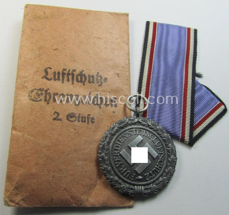 Superb, 'Luftschutz-Ehrenzeichen 2. Stufe' being a maker- (ie. '60'-) marked example, as executed in zinc-based metal (ie. 'Feinzink') and that comes stored in its (scarcely seen!) 'Zellstoff'-based pouch by the maker: 'Katz u. Deyhle'