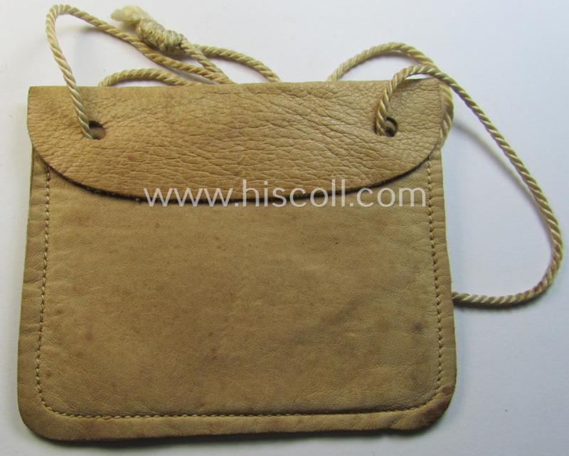 Neat, natural-coloured- and/or genuine leather-based etui (ie. 'Tragetasche') as was intended to store an ID-disc (ie. 'Tragetasche für Erkennungsmarke') and that comes in a just minimally used- ie. worn, condition