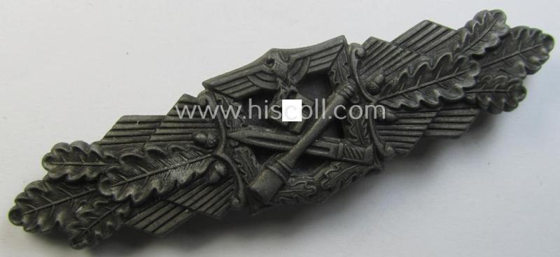 Attractive, 'Nahkampfspange in Bronze' (or: bronze-class close-combat clasp ie. CCC) being a maker- (ie. 'FLL'-) marked, so-called: '3rd pattern'-specimen as was produced by the maker- (ie. 'Hersteller') 'Friedrich Linden'