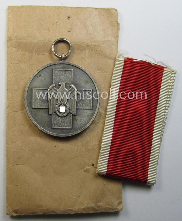 Attractive medal-set: 'Medaille für Deutsche Volkspflege'  being a typical non-maker-maker-marked specimen that comes packed in its original pouch of issue by the: 'E. Ferd. Wiedmann'-company as issued and/or recently found