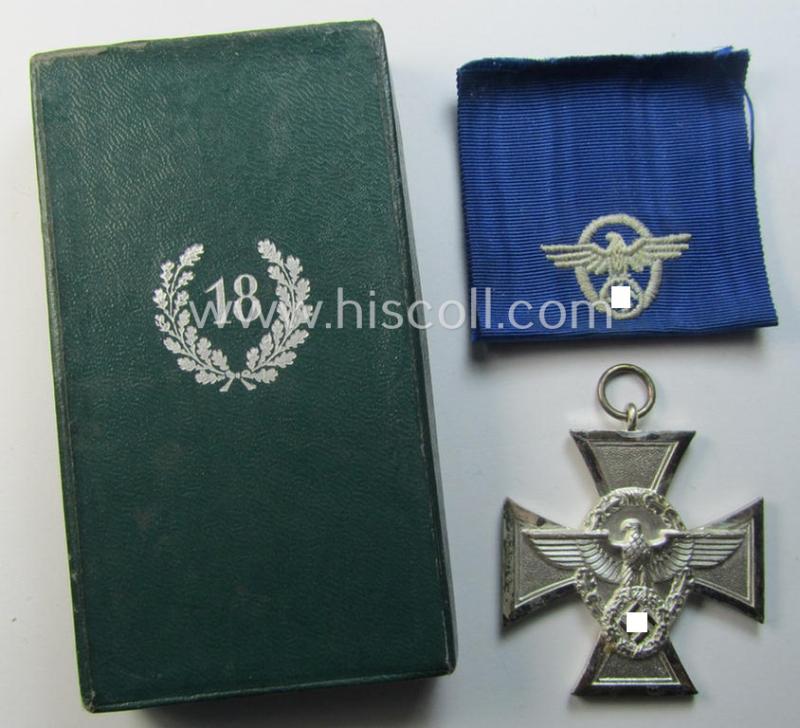Superb, bright-silver-toned so-called: 'Polizei-Dienstauszeichnung 2. Stufe' (or: police loyal-service medal 2nd class) that came together with its period ribbon (ie. 'Bandabschnitt') and that comes stored in its scarcely seen, green-coloured etui