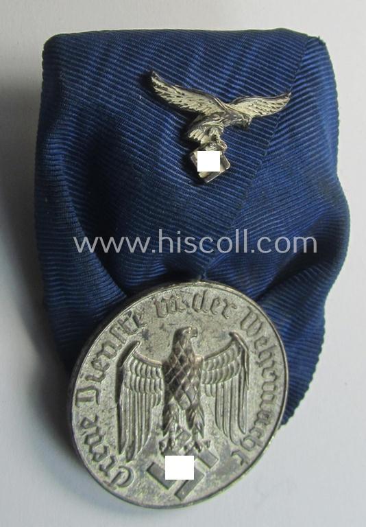 Bright silver-toned WH (Luftwaffe) so-called: 'Einzelspange' showing a: 'WH-Dienstauszeichnung 4. Stufe' (as was intended for 4 years of loyal-service) and that shows a detailed, Luftwaffe-type-eagle-device, period-attached