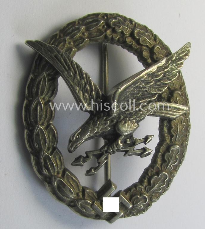 Superb - and I deem fairly early-pattern! - WH (Luftwaffe) 'Fliegerschützen-Abzeichen mit Blitzbündel' being a non-maker-marked and/or: 'Buntmetall'- (ie. 'Tombak'-) based example as was (I deem) produced by the 'Assmann & Söhne'-company
