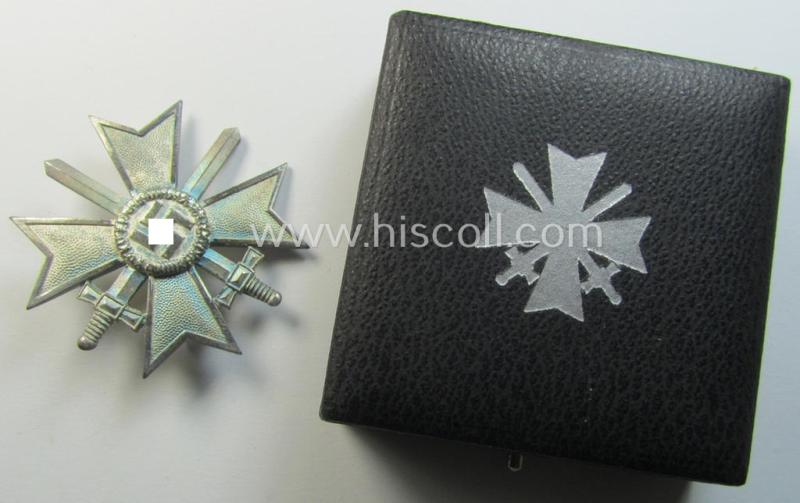 Attractive medal-set: 'Kriegsverdienstkreuz 1. Klasse mit Schwertern', being a maker- (ie. '1'-) marked specimen that comes stored in its original, simplified etui by the: 'Deschler u. Sohn'-company