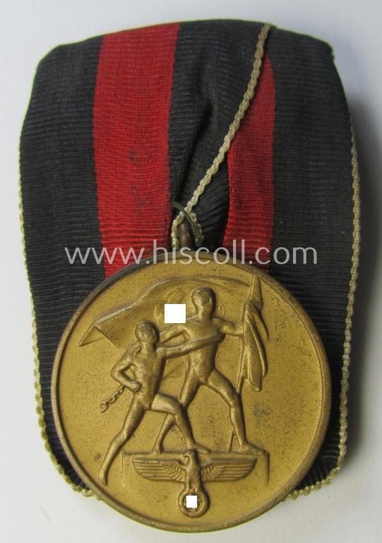Neat, bright golden-toned WH (Heeres o. KM etc.) so-called: 'Einzelspange' (being of the 'standard-issued'- ie. 'non-detachable'-pattern) showing a WH Czech 'Anschluss'- (ie. occupation-) medal: '1 October 1938'