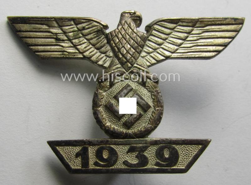 'Wiederholungsspange zum EK I. Klasse' as executed in silver-toned 'Buntmetall' by the: 'Wilhelm Deumer'-company and that comes in an overall nice- and/or untouched, condition