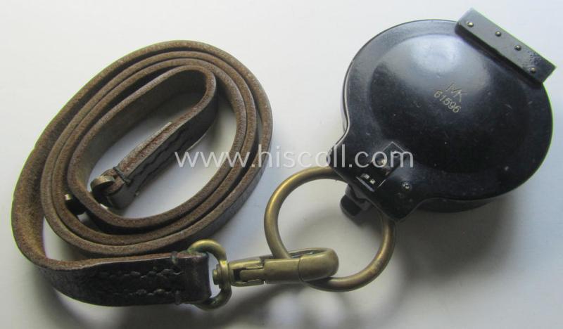 Superb, 'standard-issue'-pattern, black-coloured and/or copper-based WH-compass (ie. 'Marschkompass') which is nicely 'MK'-marked and/or individually numbered: '61596' and that comes mounted onto its 1940-dated 'Fangschnur'