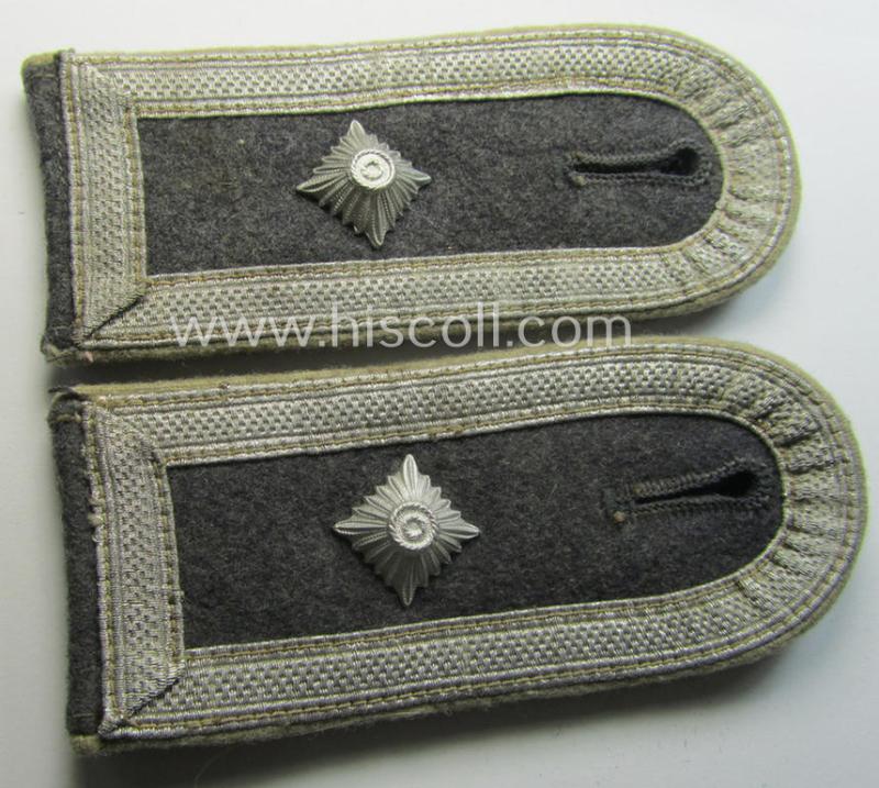 Pair of WH (Luftwaffe) white-piped, so-called: 'Hermann Göring'-division, NCO-type shoulderstraps: 'Feldwebel u. Mitglied der Hermann Göring Division'
