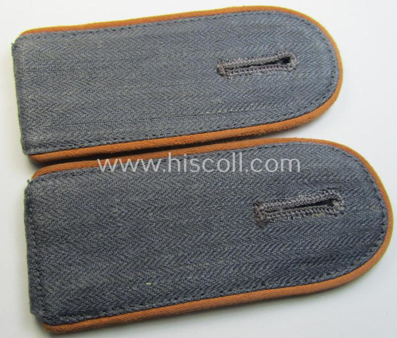 Pair of WH (Luftwaffe) EM-type shoulderstraps as was executed in typical 'HBT'-type cloth and piped in the copper-brown-coloured branchcolour for usage by a: 'Soldat der Nachrichten-Truppen'