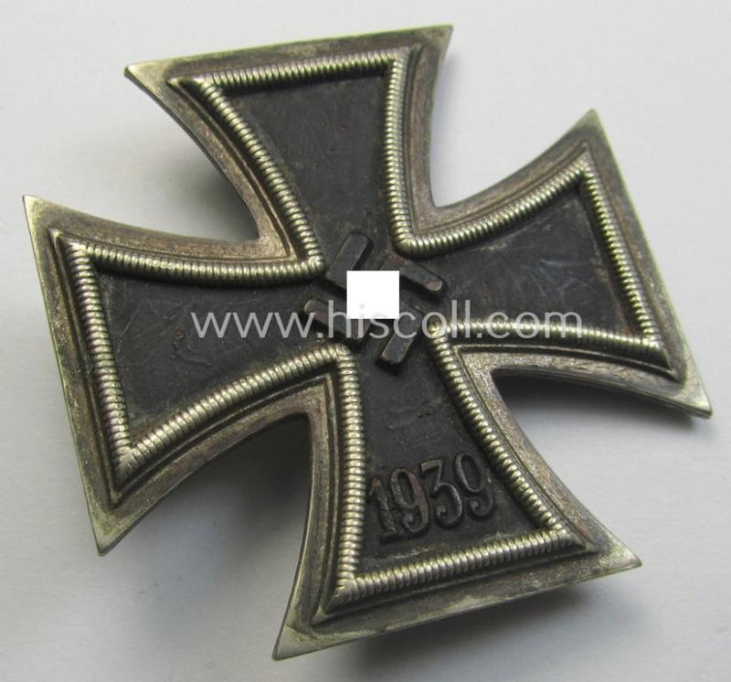 'Eisernes Kreuz 1. Kl.' (or: Iron Cross 1st class) being a maker- (ie. '3'-) marked example by the maker (ie. 'Hersteller'): 'Wilhelm Deumer'