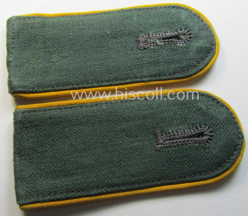 Pair of WH (Luftwaffe) shoulderstraps as was executed in typical 'HBT'-type cloth and piped in the bright-yellow-coloured branchcolour as was intended for a: 'Soldat der Flieger- o. Fallschirmjäger-Truppen'