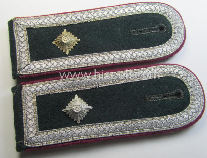Pair of WH (Heeres) NCO-type shoulderstraps: 'Fldw. eines (Nebel)Werfer-Rgts. o. Abtlgs.'